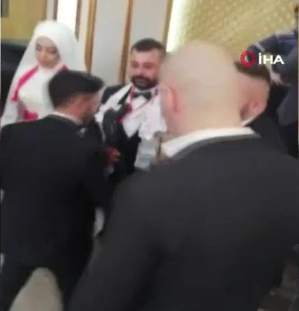 yeni-evlenen-cifte-tuhaf-taki-gelinin-surati-dustu-1638861052999.jpg Yeni evlenen çifte tuhaf takı! Gelinin suratı düştü - 5