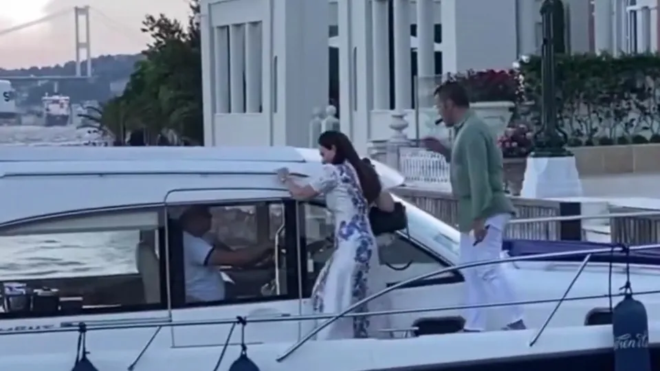 Buket Aydın Emir Sarıgül ile fena yakalandı! “Tükürdüğünü yaladı…”