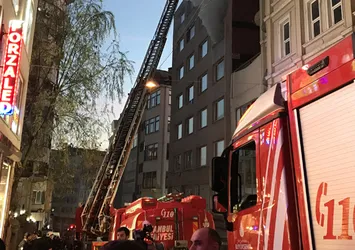 Karaköy'de korkutan yangın!