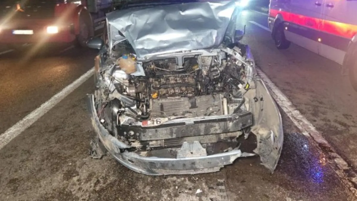 Kırmızı ışıkta bekleyen otomobille çarpıştı! 1'i çocuk çok sayıda yaralı var