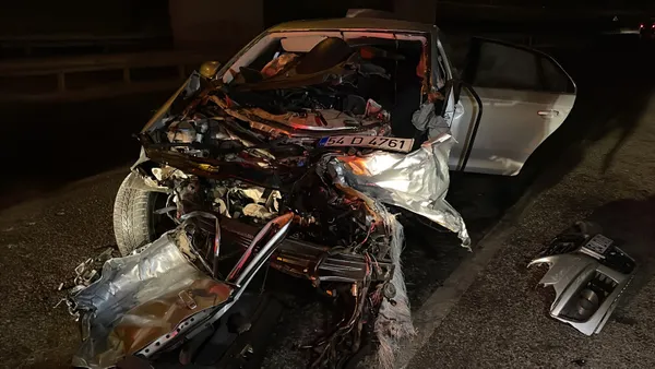 Çekmeköy'de otomobil bariyerlere çarptı: Aracın motoru yola fırladı! 3 kişi ağır yaralandı - 3