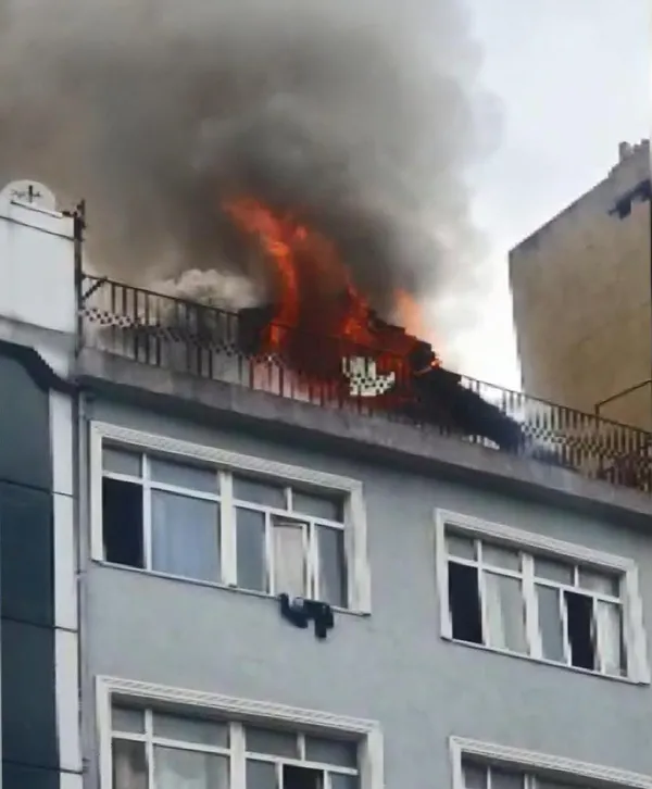 Son dakika: İstanbul Beyoğlu'nda otelin çatısında yangın - 3