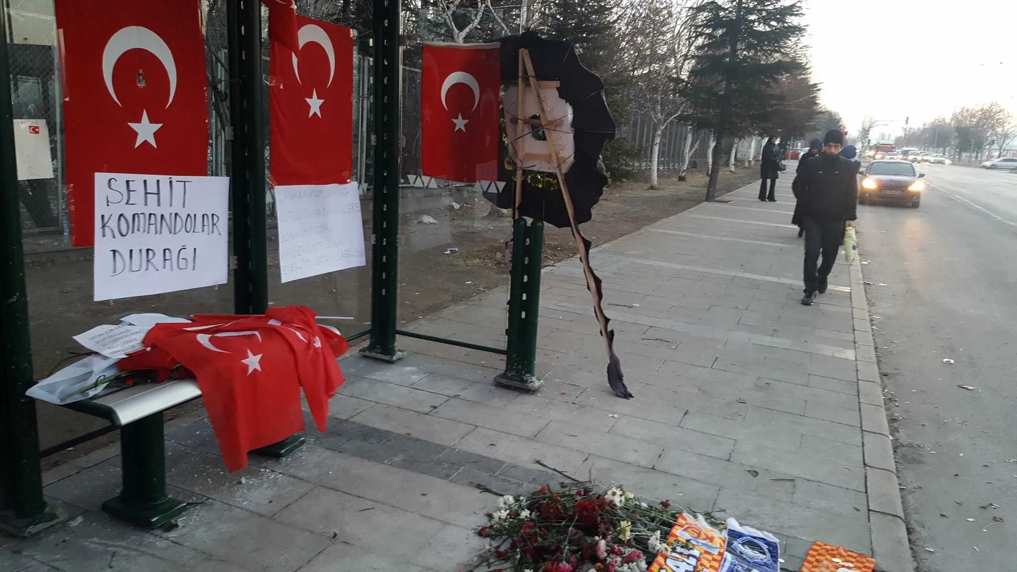 Kayseri'de bombalı saldırının ardından durağa 'Şehit Komandolar' yazısı - 2