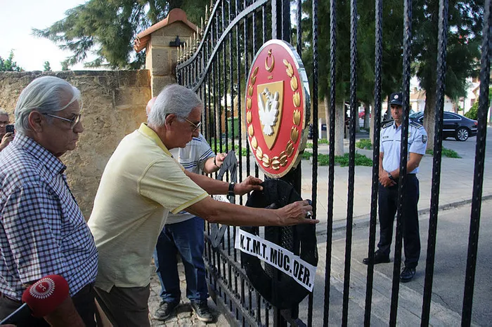 Mustafa Akıncı'ya Barış Pınarı Harekatı tepkisi! Cumhurbaşkanlığı önünde... - 1