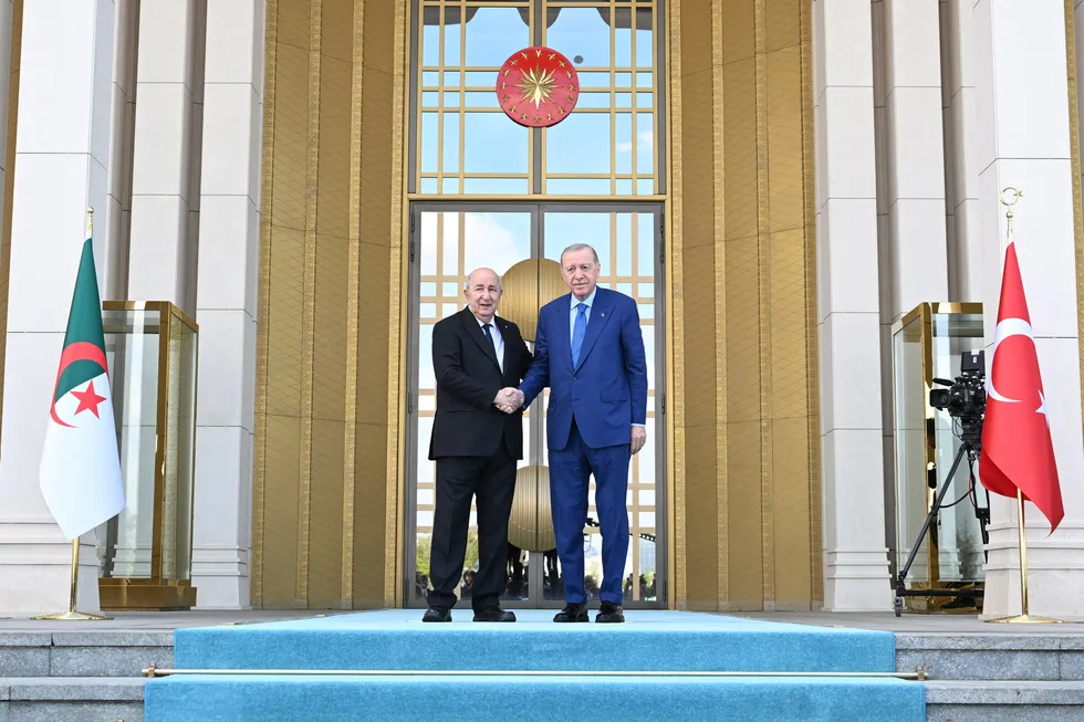 kulliyede-kritik-zirve-baskan-erdogan-cezayirli-mevkidasi-abdulmecid-tebbunu-kabul-etti-1778161999050.jpg Başkan Erdoğan mevkidaşı Tebbun'u resmi törenle karşıladı (Foto: AA)