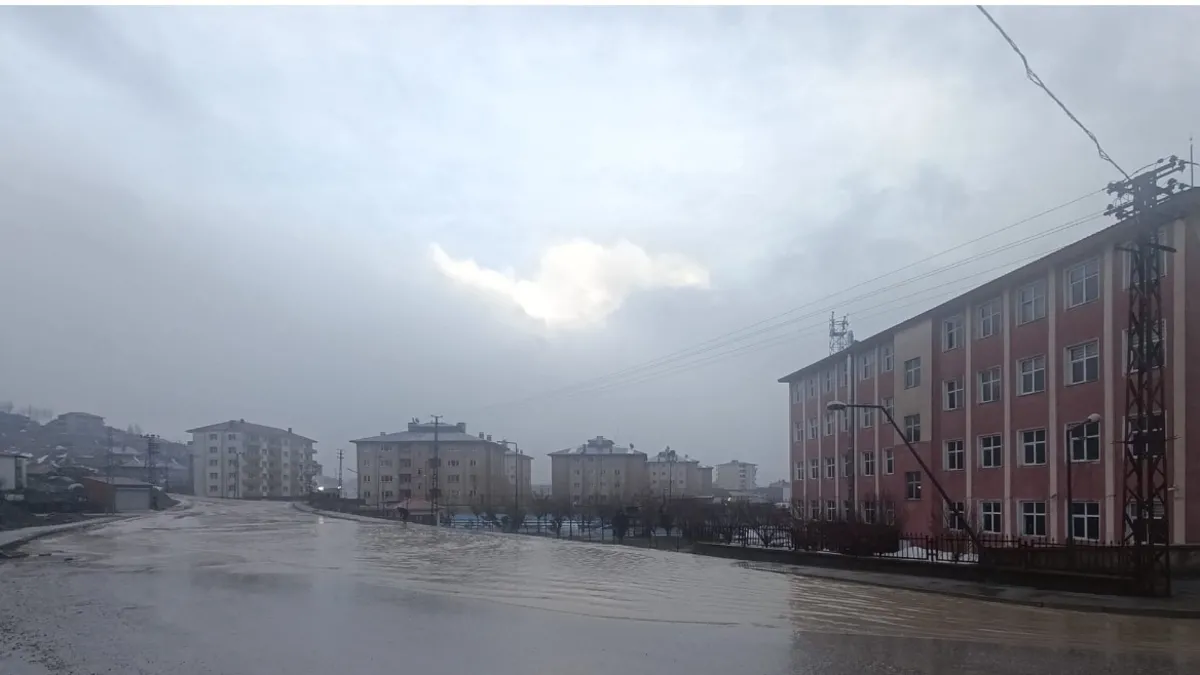 Yüksekova'da bir okul sular içinde kaldı