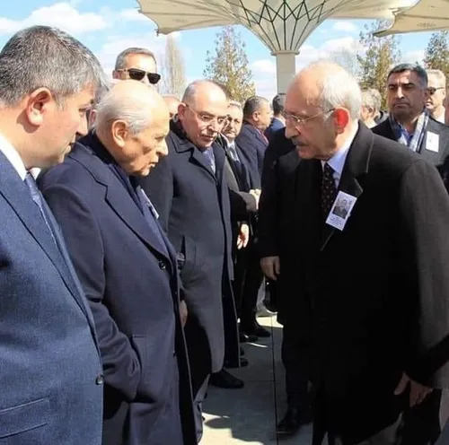 Bahçeli, Kılıçdaroğlu’na elini uzatmadı! Dikkat çeken görüntü