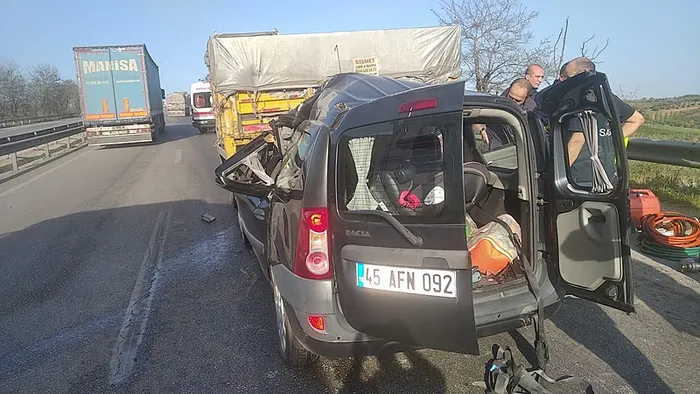 1711992631988.jpg Manisa'da feci kaza! Bir aile yok oldu! Tıra arkadan çarpan hafif ticari araçta can pazarı... - 2
