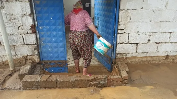 Aydın'da sağanak yağış sele neden oldu! Evler, cadde ve sokaklar çamurla doldu
