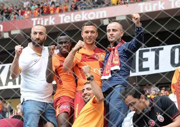 Podolski ve Bruma tribüne girdi