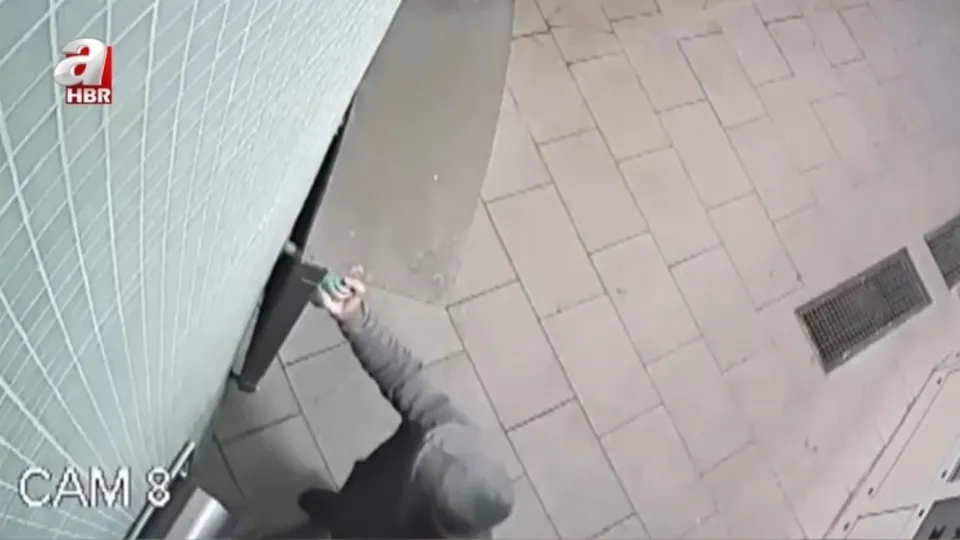 Almanya’da camiye çirkin saldırı! Spreyle yazılar yazdı