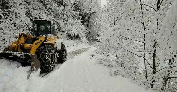duzce-zonguldak-bati-karadeniz-baglanti-yolu-tipi-nedeniyle-ulasima-kapandi-1675808499807.jpg