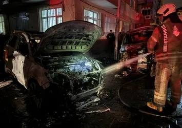 İstanbul'da hareketli gece! 6 araç alev topuna döndü