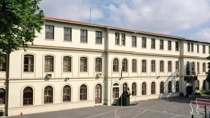 İstanbul’da iğrenç olay! Lise öğretmeni öğrencileriyle alkol alıp gönül ilişkisi yaşadı
