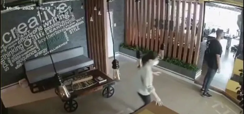 Izmir Den Sok Goruntuler Depreminin Siddeti Is Yerlerinin Guvenlik Kameralarina Yansidi A Haber En Son Haberler