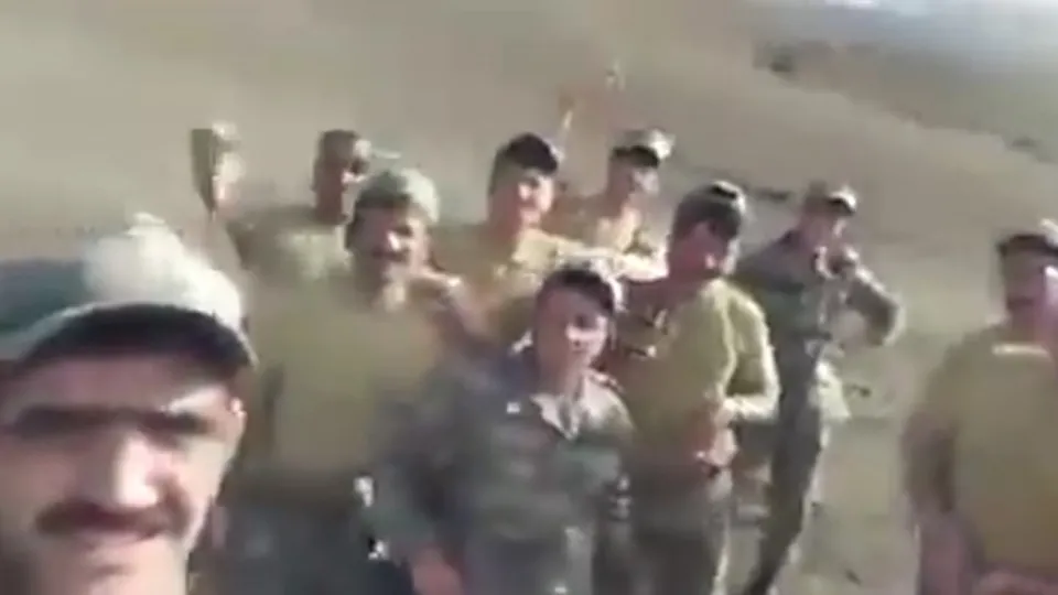 Azerbaycanlı askerlerin zafer coşkusu! Dağlık Karabağ’da ‘Sarı Gelin’ türküsünü seslendirdiler