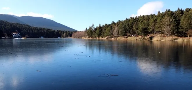 Gölcük Tabiat Parkı'ndaki göl buz tuttu
