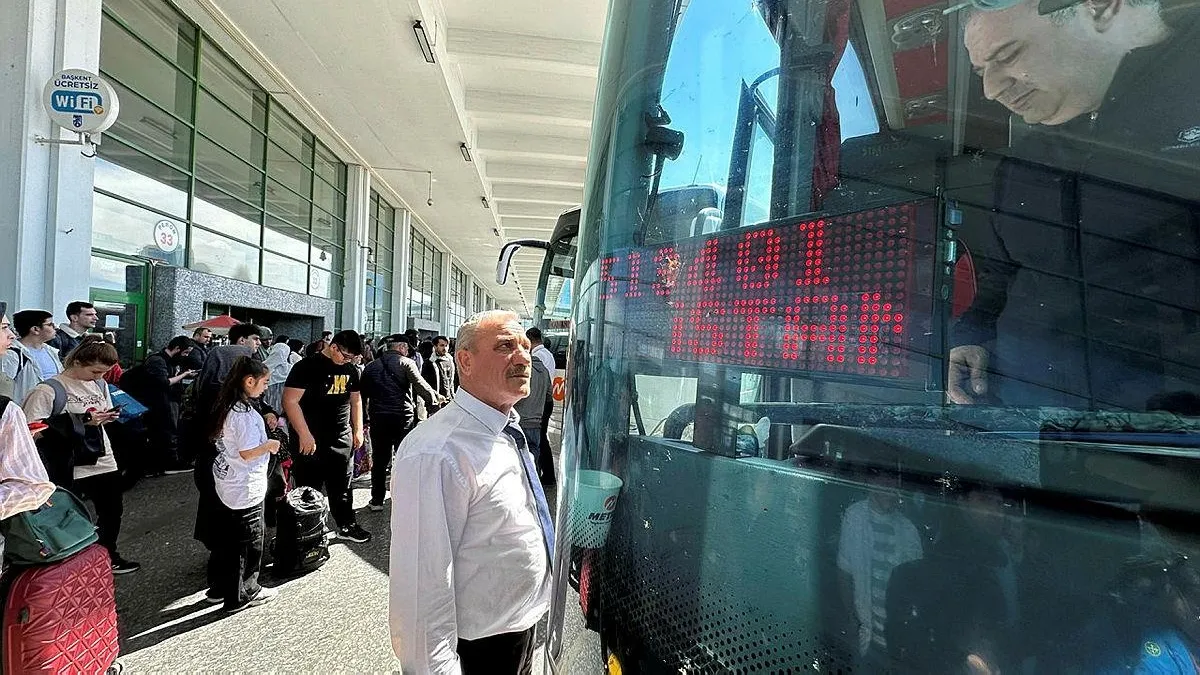 İstanbul'da otogarda tatil dönüşü yoğunluğu yaşanıyor