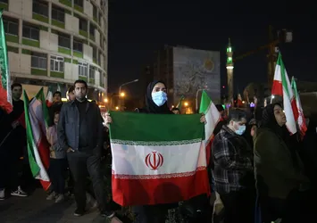 İran ayağa kalktı: Yüz binler meydanlarda