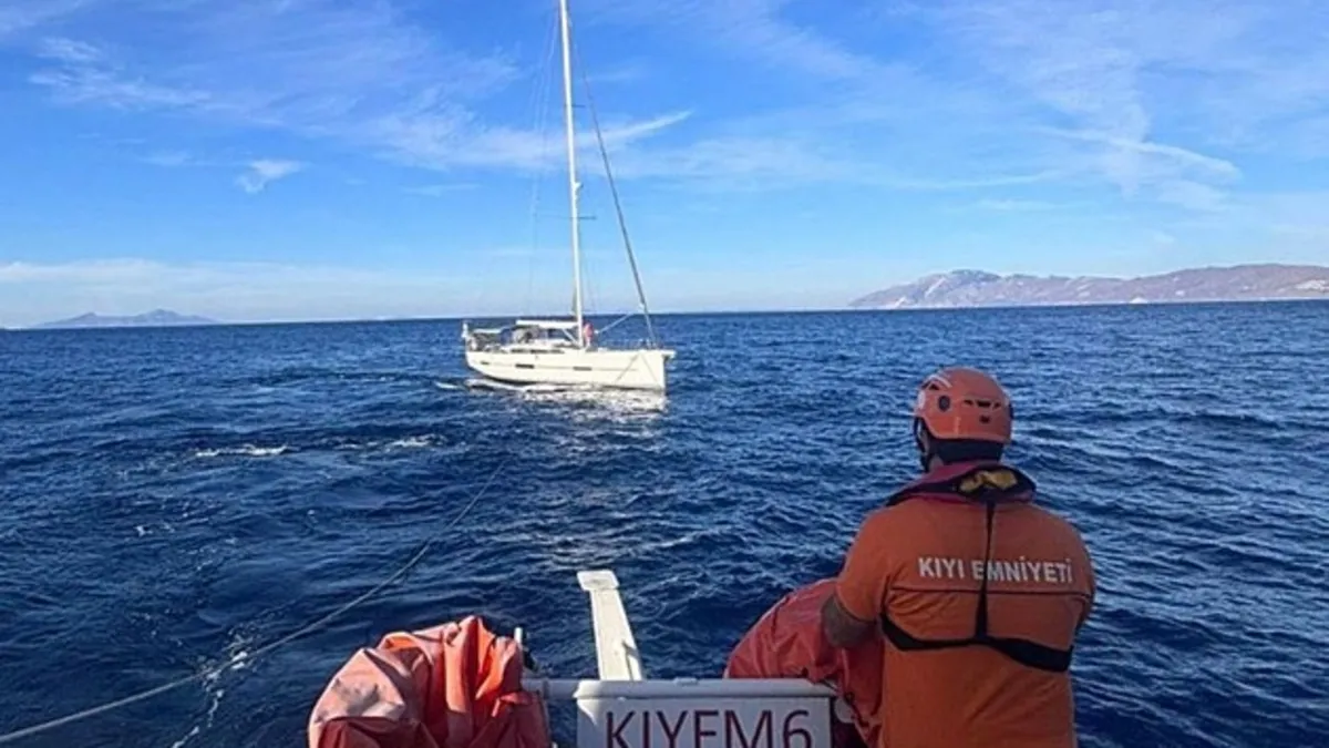 Muğla açıklarında hareketli anlar! Sürüklenen teknedeki 2 kişi kurtarıldı