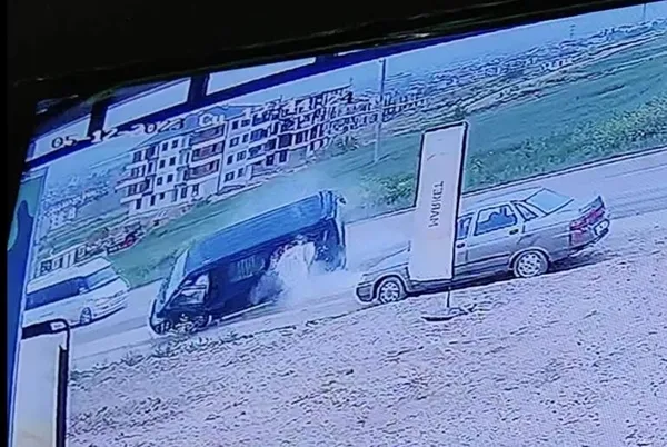 savrulan-minibus-yan-yatarak-durdu-1i-cocuk-3-kisi-yaralandi-1683927107165.jpg Kontrolden çıkan minibüs yan yattı! 1’i çocuk 3 kişi yaralandı - 2