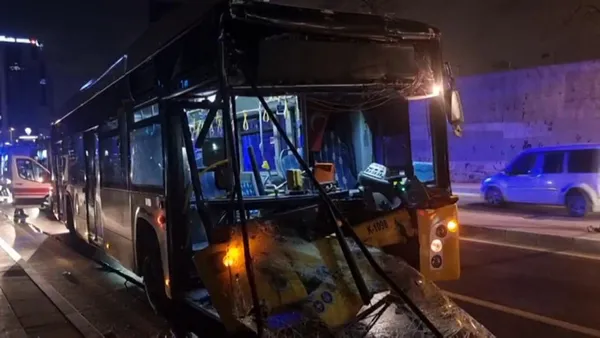 1704171944200.jpg İETT yeni yılda da aynı! Park halindeki kamyona çarptı: 9 yaralı - 3