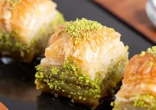 Bayram tatlısı deyince aklınıza ne geliyor? İşte çıtır çıtır el açması baklava tarifi