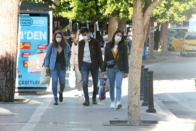 Şaşkına çeviren olay! Adana'da koronavirüsten ölen yakınını öpüp vedalaştı - 6
