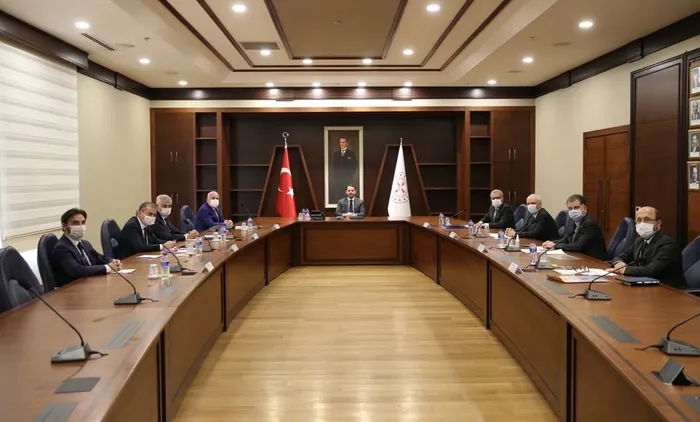Hazine ve Maliye Bakanı Berat Albayrak bazı bankaların genel müdürleriyle toplantı yaptı