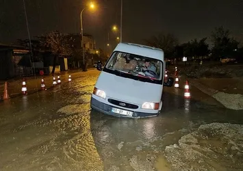 Adana'da minibüs su dolu çukura düştü!