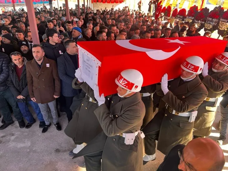 Türkiye şehitlerini uğurluyor! Tabutunun başında gözyaşları sel oldu | Bu acıya yürek dayanmaz
