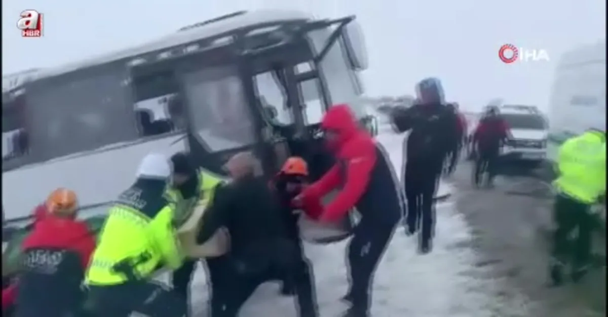 Cenaze taşıyan minibüs devrildi