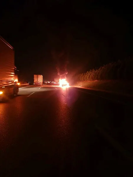 Bursa’da ısınan lastik otomobili alev topuna çevirdi - 2
