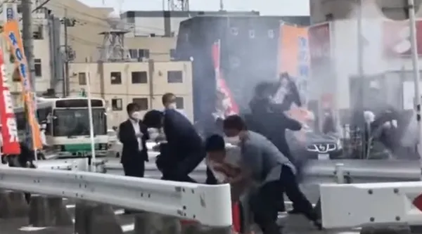 Eski Japonya Başbakanı Shinzo Abe uğradığı suikast sonucu hayatını kaybetti! Saldırganın silahı şaşkına çevirdi - 2