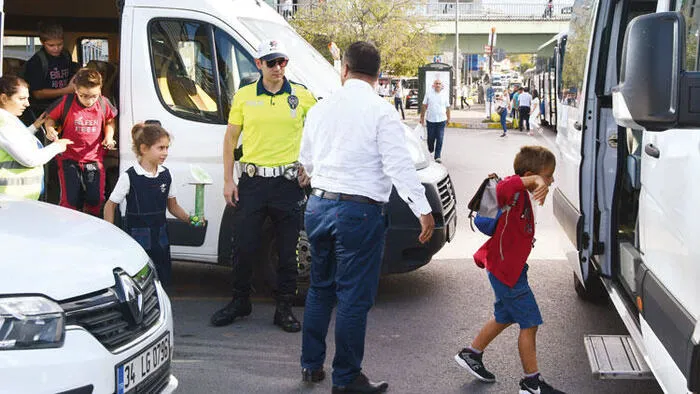 İstanbul'da akılalmaz olay! Ehliyetsiz servisçi öğrencileri bırakıp kaçtı - 2