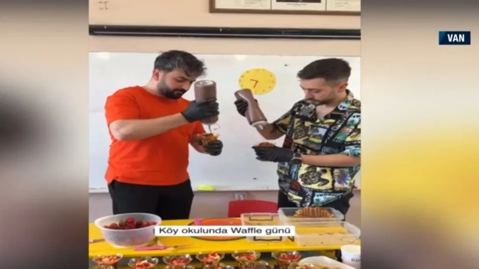 Köy köy gezip çocuklara waffle yapıyor!