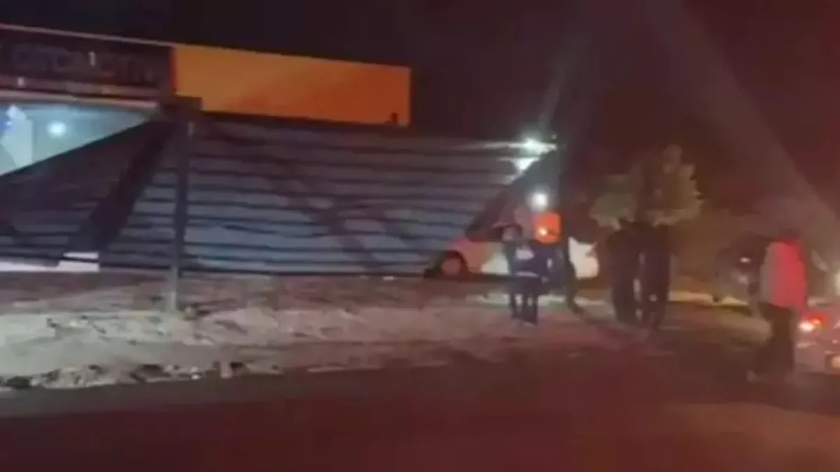 Adana'da fırtına felaketi! İş yerinin sundurması uçtu