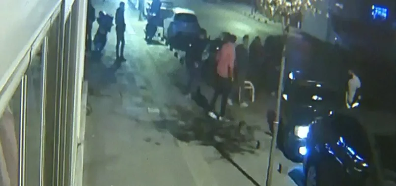 Pendik’te muştalı gençler moto kuryeye saldırdı! O anlar görüntülendi