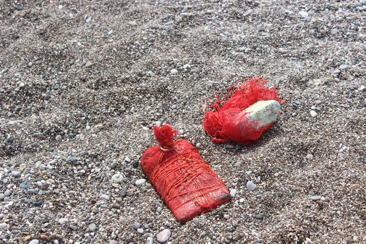 denizden-cikarilan-paketin-icindekileri-gorenler-soke-oldu-1591278472274.jpg Denizden çıkarılan paketin içindekileri görenler şoke oldu! - 1