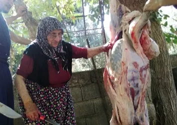 80'lik nine erkek kasaplara taş çıkarttı!