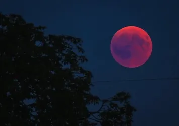 Kanlı ay tutulması bitti mi, etkileri ne kadar sürecek? Kanlı ay tutulması hangi burçlara etki edecek?