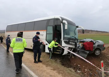 İşçi servisiyle otomobil çarpıştı! 3 kişi hayatını kaybetti