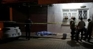 Adana’da kaldırımda erkek cesedi bulundu