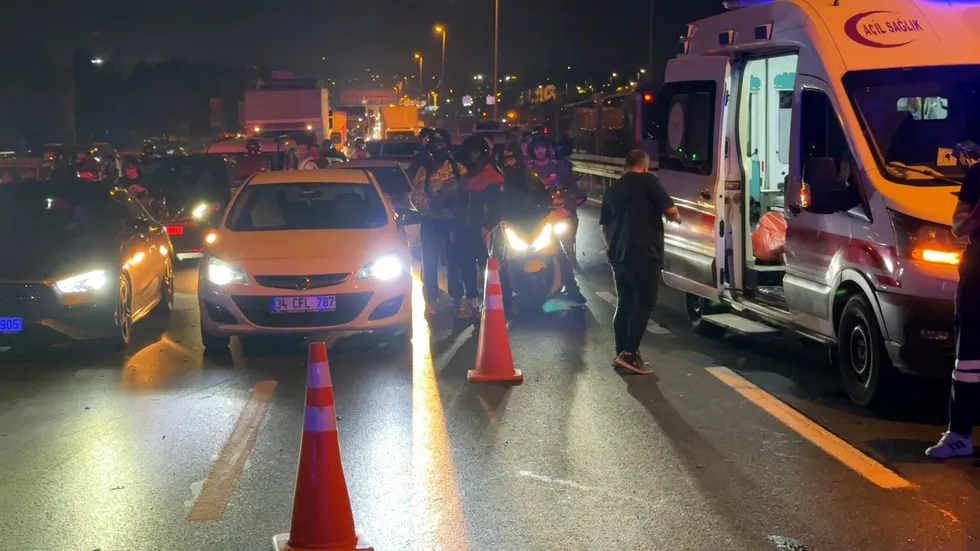 Avcılar D-100 kara yolunda feci kaza: Lüks spor otomobil bariyerlere saplandı - 2
