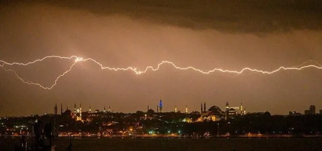 İstanbul’da beklenen sağanak yağış gece yarısı başladı