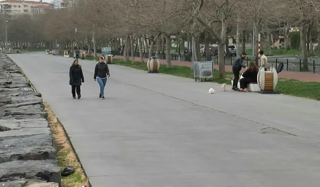İstanbul’da bazı insanlar koronavirüs yasaklarını dinlemediler, sahilde spor yaptılar - 1