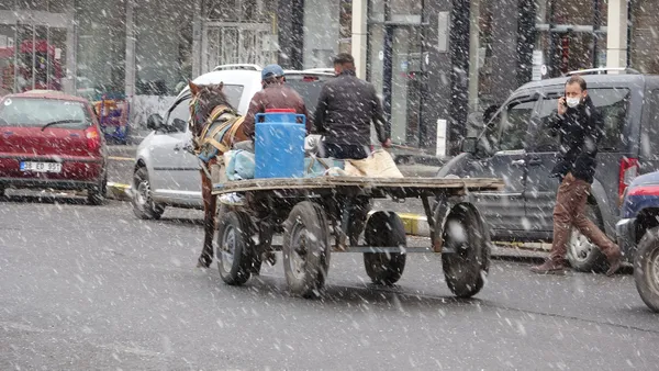 yogun-kar-ve-kuvvetli-yagis-geliyor-kent-beyaza-burundu-meteorolojiden-yeni-uyari-geldi-bugun-hava-nasil-olacak-26-kasim-istanbul-izmir-ankara-hava-du-1637906222652.jpg Yoğun kar ve kuvvetli yağış geliyor! Kent beyaza büründü Meteoroloji'den yeni uyarı geldi! Bugün hava nasıl olacak? 26 Kasım İstanbul, İzmir, Ankara hava durumu - 11