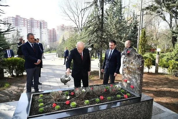 MHP lideri Bahçeli Alparslan Türkeş’in mezarını koronavirüs tedbirleri altında ziyaret etti - 1