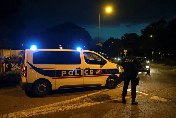 Paris’te saldırgan bir kişinin başını kesti! Polis vurarak etkisiz hale getirdi - 3