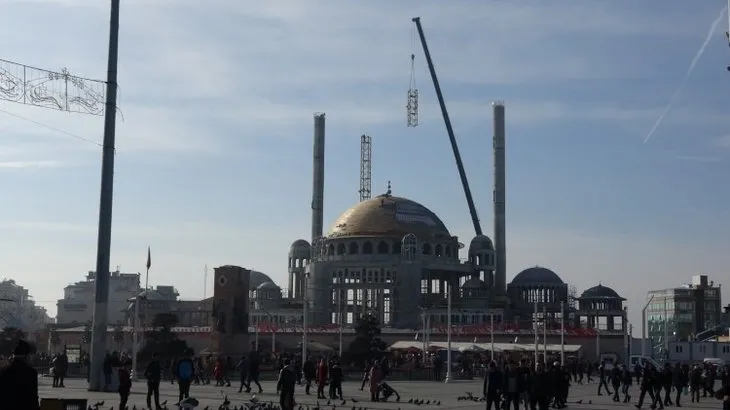 Taksim Camii minaresi külah bölümü yerleştirildi